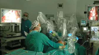 Türkiye'de İlk Kez Da Vinci Robotik Cerrahi İle Tek Girişten Safra Kesesi Alındı