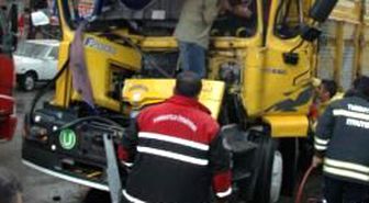Sıkıştığı Kamyonda Bir Saat Kurtarılmayı Bekledı