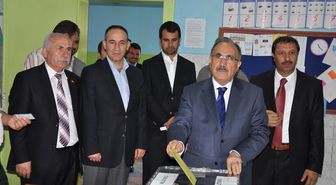 Okudukları Okulda Oy Kullandılar