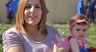 Anne, Mezuniyet Sevincini 10 Aylık Kızı ile Paylaştı