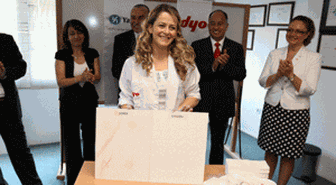 DYO 3.500 Ev Kadını Ve Ustaya Danıştı, Leke Tutmayan Boya İcat Etti