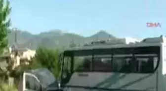 Uyuyan Sürücü Minibüse Çarptı