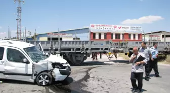 Tren Kamyonete Çarptı, 5 Yaralı