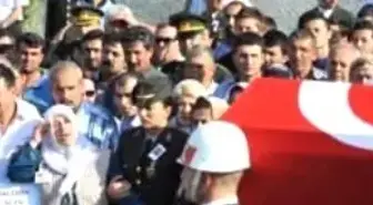 Şehit Oğlunu Asker Selamıyla Son Yolculuğuna Uğurladı