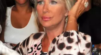 Demet Akalın'dan Göbek Şov