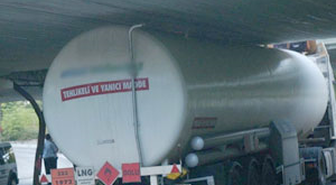 Tanker, Köprü Altında Sıkıştı