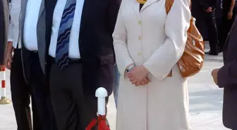 Atatürk Anıtına Türbanıyla Çelenk Koydu