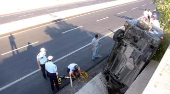 Otomobil Tahliye Kanalına Düştü: 4 Yaralı