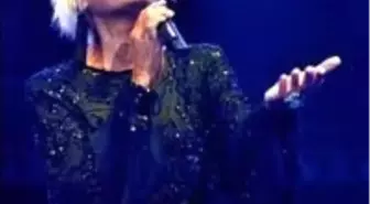 Ajda Sahneye Köpeğiyle Çıktı!
