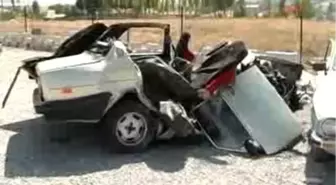 Minibüs, Otomobil ile Çarpıştı: 4 Ölü, 7 Yaralı