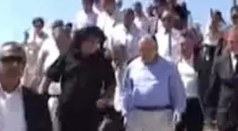 Dipkarpaz'a Hayran Kalan Atalay, Manastırda 'eşit ve Adil Barış İçin' Mum Yaktı