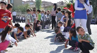 Törende Oğrenciler Yorulunca Vali Sandalye Getirtti