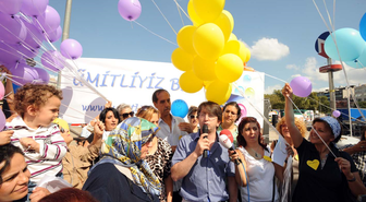 'Yaşıyorsak Ümitliyiz Deyip' Balon Uçurdular