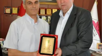 Ovayenice Spor Kulübünden Başkan Cem Kara'ya Plaket