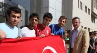 Gençler Şükran Bayrağını Köşker'den Teslim Aldı