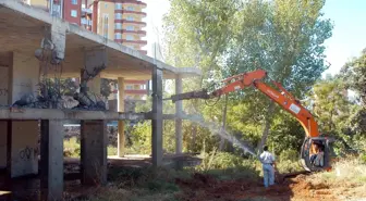 Kendi Binası İçin Yıkım Emri Verdi