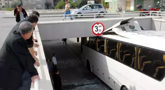 Turist Dolu Otobüs Geçide Sıkıştı