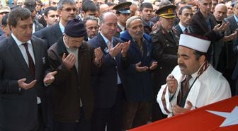 Depremde Ölen Öğretmen Askeri Törenle Toprağa Verildi
