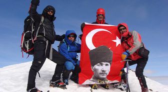 Erciyes Dağı Zirvesinde Atatürk Posteri Açtılar