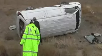 Minibüs Şarampole Yuvarlandı: 2 Yaralı