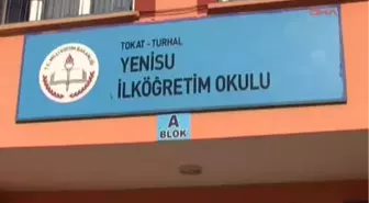 Okulun Temizliğini Belediye Başkanı ve Muhtarlar Yapıyor