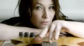 Carla Bruni, İlk Kez Kamuoyu Önünde