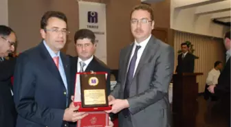 İMO Mühendislere Plaket Verdi