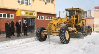 Okul Bahçeleri Kardan Temizlendi