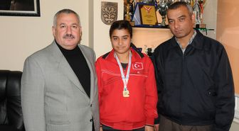 Tarsus Belediyespor'lu Topaloğlu, Boksta Türkiye Şampiyonu Oldu