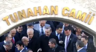 Başbakan'a Cami Çıkışında Şifa Duası