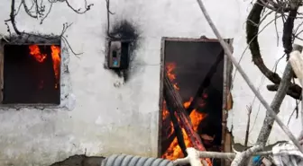 Elektrikli Isıtıcının Kablosu Tutuşunca 2 Ev Yandı