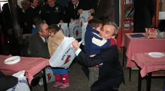 Polisten Öğrencilere Giyim Yardımı