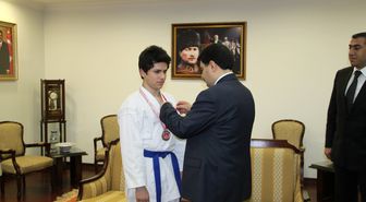 Vali Şahin'den Türkiye 3. Olan Gence Altın
