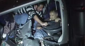 Tır, İş Makinesine Çarptı: 2 Yaralı