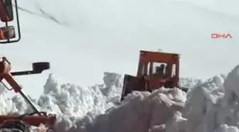Doğu' da Tipi İki Gündür Ulaşımı Vuruyor