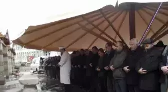 Rauf Denktaş İçin Gıyabi Cenaze Namazı Kılındı