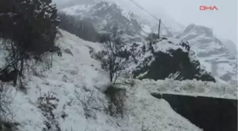 Tunceli2 Kar Kalınlığının 1.5 Metre Olduğu Pülümür'de Kar Esareti