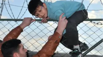 Küçük Çocuk Jiletli Tellere Sıkıştı