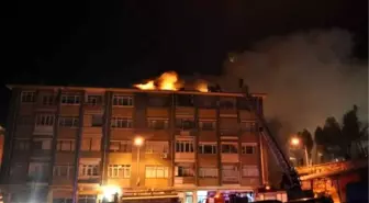 Çatı Yangınını Birbirlerine Sarılarak İzlediler