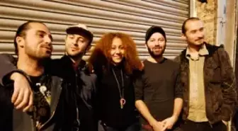 Four İn The Pocket, Salon'da