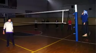 Sandalye Üzerindeki Gönüllü Voleybol Hakemi