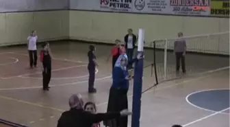 Sandalye Üzerindeki Gönüllü Voleybol Hakemi