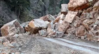 Alanya'da Heyelan Köy Yolunu Kapattı