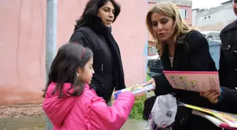 CHP'li Kadınlar Çocuklara Kitap Dağıttı