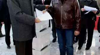 Edremit'te Arıcılara Kovan Hediye Edildi