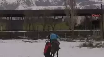 Erzincan 'Atlıboard' 'Atlıboard' Erzincan'da Sporcular Cirit Atları Eşliğinde Kar Üzerinde...