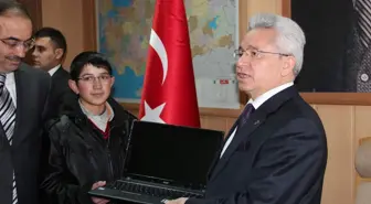 Vali Tekmen Sözünde Duran Öğrenciyi Bilgisayarla Ödüllendirdi