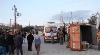 Kamyonet Elektrik Direğine Çarptı; 1 Ölü, 2 Yaralı