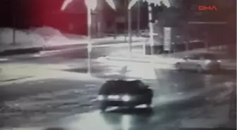 Kamyonet, Tır'a Çarptı, Kaza Anı Güvenlik Kamerasına Yansıdı
