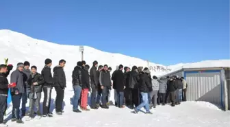 Hakkari'de Çarpışan 2 Kayakçı Yaralandı